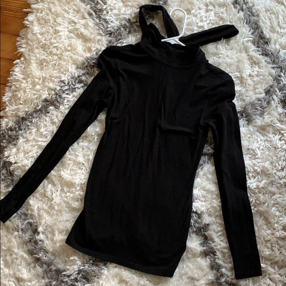 Black love sleeve turtle neck